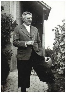 Wilhelm Meister vor dem Familienhaus in Steinbach